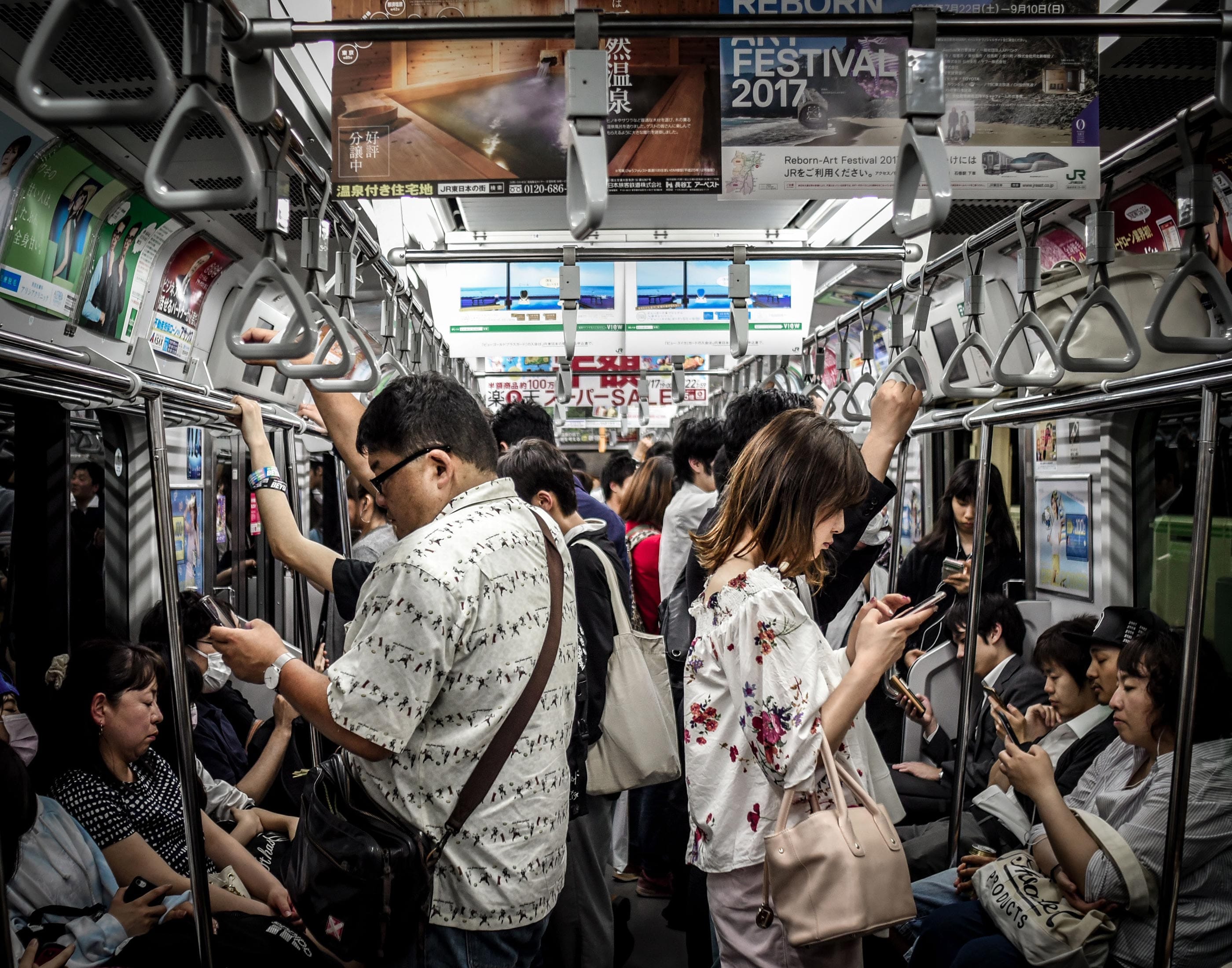 Mobile Use Case in a subway in Tokyo. Picture: Hugh Han, Unsplash.